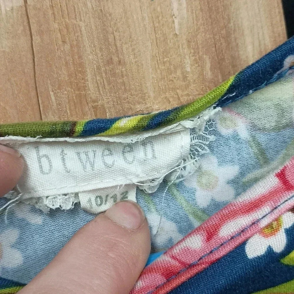 Super cute floral cold shoulder top! Perfect for spring and summer. - Picture 5 of 6